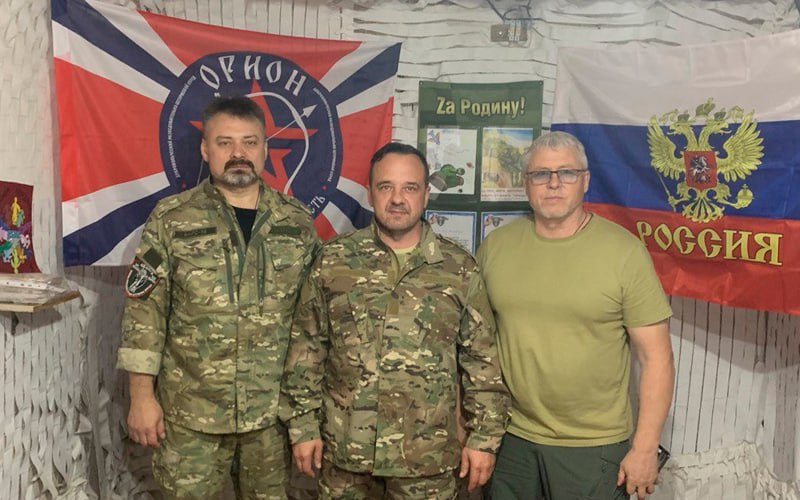 Главный по демографии в мэрии Новосибирска задержан по делу о закупках квартир у ГК Расцветай Начальник управления по демографической политике мэрии Новосибирска Александр Лаухин задержан сообщает НГС со ссылкой на два источника По словам одного из них следственные действия связаны с уголовным делом о сиротских квартирах возбуждённым в конце октября UPD 15 41 Лаухина задержали в аэропорту Толмачёво передаёт Новосибирский репортёр Чиновник прилетел с отдыха узнало издание UPD 16 20 Источник Сибирского экспресса знакомый с ходом дела подтвердил задержание Лаухина Лаухин на фото слева некоторое время руководил Железнодорожным межрайонным следственным отделом СК РФ по Новосибирской области В марте 2025 го сообщалось что Лаухин ездил добровольцем в зону боевых действий в составе подразделения БАРС Орион в которое уже временно вступали некоторые новосибирские чиновники Ранее суд арестовал эксперта отдела закупок департамента соцполитики мэрии Елену Дебцову и начальника юридического отдела ООО Р Развитие Павла Повышева Компания связана с крупным застройщиком ГК Расцветай По делу также проходит глава отдела жилых помещений мэрии Юрий Двойцев По версии следствия подозреваемые организовали заявки на поставку мэрии 15 квартир по завышенной стоимости для детей сирот Ущерб бюджету оценили свыше 18 3 млн рублей Кроме того Двойцев якобы купил три квартиры через посредников которые позже продал мэрии по завышенной цене с прибылью более 5 млн рублей 15 квартир покупали у ООО СЗ Магнолия которое входит в группу компаний Расцветай Магнолия по данным сервиса Контур Фокус принадлежит экс депутату заксобрания Новосибирской области Владиславу Савельеву Он приходится братом депутату Госдумы Дмитрию Савельеву Единая Россия Мэрия закупила квартиры для сирот у Магнолии в посёлке Кудряшовский на территории Новосибирского района области в июле 2025 года ГК Расцветай возводит там крупный жилмассив В 2024 2025 годах мэрия купила 99 квартир для сирот и 90 квартир для расселения людей из ветхого и аварийного жилья у структур входящих в Расцветай Общая сумма всех контрактов по данным госзакупок превысила 940 млн рублей Подписаться Прислать новость Помочь бустами