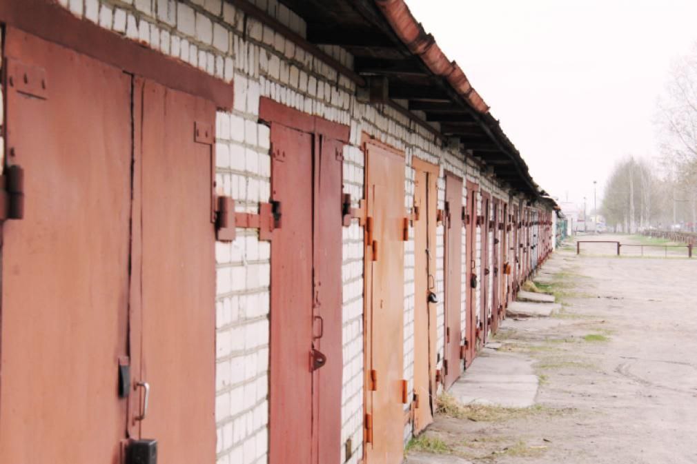 Единая Россия внесла законопроект о продлении гаражной амнистии Согласно инициативе срок действия так называемой гаражной амнистии который истекает 1 сентября 2026 года предлагается пролонгировать до 1 сентября 2031 года Секретарь Генсовета Единой России первый вице спикер СФ РФ Владимир Якушев и председатель комитета Государственной Думы по государственному строительству и законодательству Павел Крашенинников инициировали законопроект предлагающий продлить упрощенный порядок оформления прав на гаражи и земельные участки под ними еще на пять лет Гаражная амнистия вступившая в силу в сентябре 2021 года доказала свою высокую востребованность и социальную значимость По данным Росреестра за три с половиной года действия закона граждане по всей стране зарегистрировали уже более 746 тысяч объектов гаражей и участков Лидерами по темпам оформления недвижимости стали Ленинградская Омская Московская Саратовская Тюменская области и Пермский край Механизм позволил тысячам граждан стать полноправными собственниками своего имущества защитить его от сноса и получить возможность передавать по наследству или продавать в правовом поле Однако учитывая масштаб задачи и количество незарегистрированных объектов мы считаем необходимым сохранить этот упрощенный порядок еще на пять лет отметил Крашенинников Подписывайтесь на нас в МАХ ergosdumaofficial