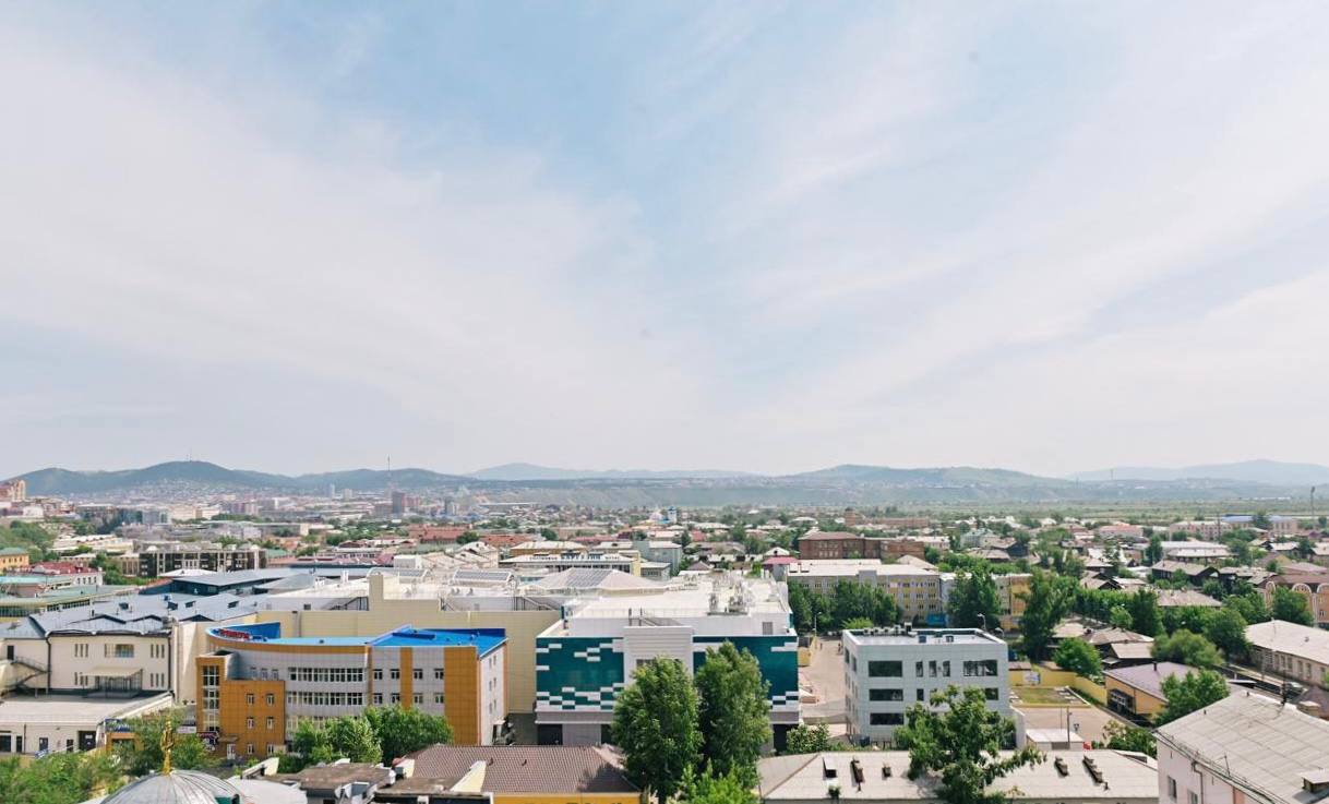 Жители Бурятии участвуют в проекте Флагманы образования На конкурс Президентской платформы Россия страна возможностей поступило более 100 тыс заявок со всех регионов России и 56 стран мира В их числе 456 заявок от Бурятии по трекам Государство Медиа Культура и Наставничество Участники проекта это студенты педагоги и административные работники Они получат возможности для профессионального и личностного роста Победители смогут войти в кадровый резерв разных уровней и присоединиться к экспертному сообществу Созвездие Флагманов образования Дальнейшие конкурсные испытания проводятся онлайн Победителей пригласят на очные мероприятия с культурно просветительской программой в Москве Московской и Нижегородской областях и в Ставропольском крае