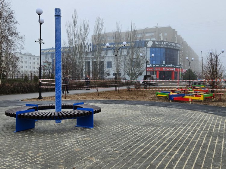 В Волжском чиновники и депутаты проверили благоустройство зоны у Трёх поросят В Волжском продолжается благоустройство территории по улице Мира в районе городской детской поликлиники 2 и магазина Техномаркет Как рассказали Волжский ру в городской администрации накануне на место с инспекцией побывали заместитель главы города Евгений Головко и депутат Волгоградской областной думы Мария Аплеталина По данным мэрии работы здесь вышли на финишную прямую и совсем скоро завершатся На пешеходной зоне обустроили тротуары смонтировали системы освещения и полива установили камеры видеонаблюдения подготовили зеленые зоны под клумбы где весной обещают высадить цветы различных сортов Также были установлены скамьи урны питьевой фонтанчик игровая зона для детей и композиция Три поросенка Подробнее на Волжский ру www volzsky ru index php wx 16 wx2 81924 ВолжскийРу волжский vlz