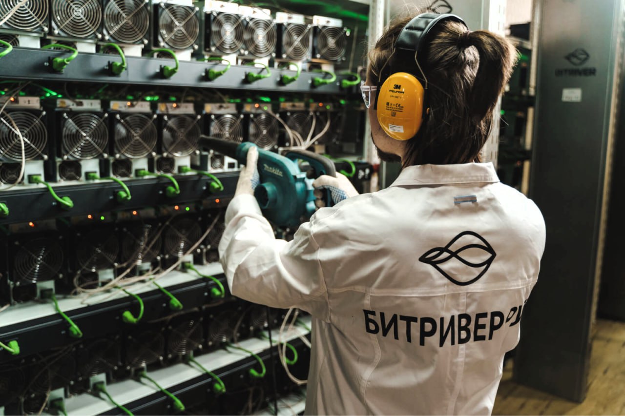 En+ требует с BitRiver более 1,2 млрд рублей. Крупнейший российский майнинговый оператор BitRiver оказался в центре конфликта с бывшим партнером — структурами En+. Суд первой инстанции взыскал с компаний, связанных с BitRiver, 954,4 млн руб. в пользу «Инфраструктуры Сибири» входит в En+ и наложил арест на их счета и оборудование. Еще 256,7 млн руб. требует «Бит+» дочерняя компания En+ , иск находится на рассмотрении. Судебный спор дочек возник из-за неисполненного договора поставки оборудования, который якобы не исполнили компании связанные с BitRiver. В En+ посчитали, что BitRiver получив аванс не передал весь объем оборудования. Гендиректор BitRiver Игорь Рунец заявил о планах оспорить решение и взыскать убытки из-за отключения дата-центров в Иркутской области. Рунец рассказал, что оборудование было поставлено, и дочка BitRiver-а намерена обжаловать решение суда. Он отметил, что один из ключевых моментов спора с En+ связан с отключением майнинговых дата-центров BitRiver на севере Иркутской области в декабре прошлого года. Сейчас центры работают в обычном режиме, однако декабрьские отключения привели к серьезным убыткам для ряда компаний группы. Эти убытки BitRiver также планирует взыскать с En+ через суд. Рунец добавил, что по факту отключения ФАС возбудила дело о возможном нарушении антимонопольного законодательства Иркутской электросетевой компанией, входящей в En+. В ФАС “Ъ” подтвердили, что идет расследование. Дело может повлиять на рынок майнинга, где BitRiver владеет 15 дата-центрами мощностью 533 МВт. BitRiver грозит паралич бизнеса: суд запретил использовать заложенное оборудование, а операции по счетам «Битривер Рус» и ООО «Стройсервис Плюс» приостановлены. Юристы отмечают, что обеспечительные меры — арест имущества и счетов — необычайно жесткие и могут остановить операционную деятельность. При этом BitRiver демонстрирует финансовую устойчивость: в 2024 году выручка группы превысила 17 млрд руб., а чистая прибыль составила 202 млн руб. Подписаться на "Иркутск политический"