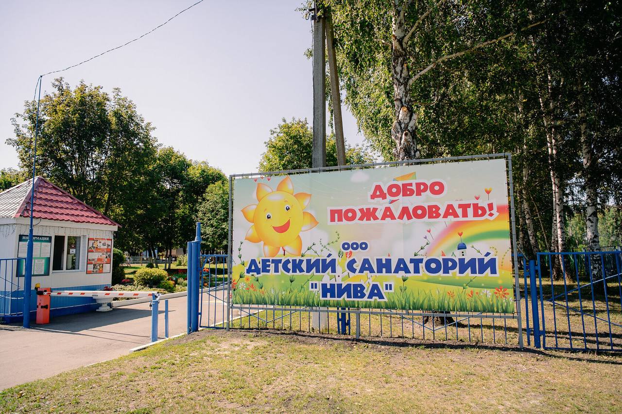 В Пензенской области нашли сотни нарушений в детских лагерях. Прокуратура подвела итоги проверок: с начала 2024 года в регионе выявили более 700 нарушений при подготовке к летнему отдыху детей. Например, в лагерях Городищенского района не хватало лекарств, а те, что были хранились как попало. В Пензенском районе вообще обнаружили нелегальный лагерь. Его организаторов оштрафовали. В Пензе на одной из кухонь сотрудники работали без обязательных меданализов, их отстранили. А в санатории «Нива» корпус для детей стоял в полуразрушенном виде, но без ограждения. Сейчас проверяют сообщения о лагерях в непригодных условиях в Бессоновском, Пензенском районах и Заречном. По всем нарушениям пообещали принять меры. Прокуратура будет добиваться, чтобы дети отдыхали безопасно и с комфортом. Подписаться Прислать новость