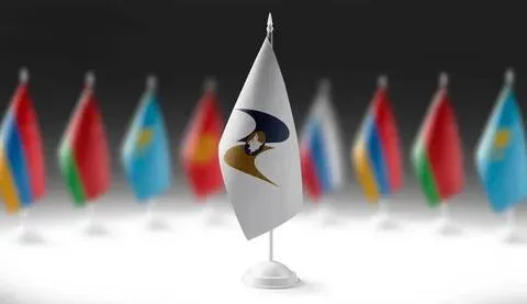 ЕАЭС на полгода вернул ввозную пошлину на текстиль из Вьетнама Коллегия ЕЭК ввела на полгода триггерную защитную меру в отношении отдельных видов одежды из Вьетнама включая трикотаж в отношении этих товаров будет временно отменен преференциальный режим ввоза на территорию ЕАЭС В течение шести месяцев с текстильной продукции вместо нулевой таможенной пошлины будет взиматься ввозная пошлина согласно действующей ставке Единого таможенного тарифа ЕАЭС Она варьируется от вида товара и составляет в среднем 10 но не менее 1 875 2 2 евро за кг Основанием для временной отмены нулевой ставки стало превышение по итогам 2025 года триггерного уровня импорта товара из Вьетнама предусмотренного соглашением пояснили в ЕЭК Решение вступит в силу через 30 календарных дней с даты его официального опубликования Подписывайтесь в МАХ