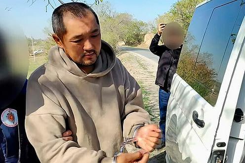 Бишкекского маньяка нашли мертвым в камере следственного изолятора Кумарбек Абдыров известный как бишкекский маньяк найден мертвым в камере следственного изолятора 1 в столице Кыргызстана В Государственной службе исполнения наказаний ГСИН подтвердили смерть 41 летнего обвиняемого в серии резонансных убийств Тело было обнаружено 7 февраля в 12 30 по местному времени По предварительным данным арестант покончил с собой По данному факту началась доследственная проверка Кумарбек Абдыров был задержан в сентябре 2025 года за убийство 17 летней Айсулуу Мукашевой Дело получило такой резонанс что президент Кыргызстана Садыр Жапаров распорядился вернуть смертную казнь На допросах Абдыров признался в изнасилованиях и убийствах нескольких женщин Подробнее на нашем сайте Актуальные новости из Центральной Азии fergananews