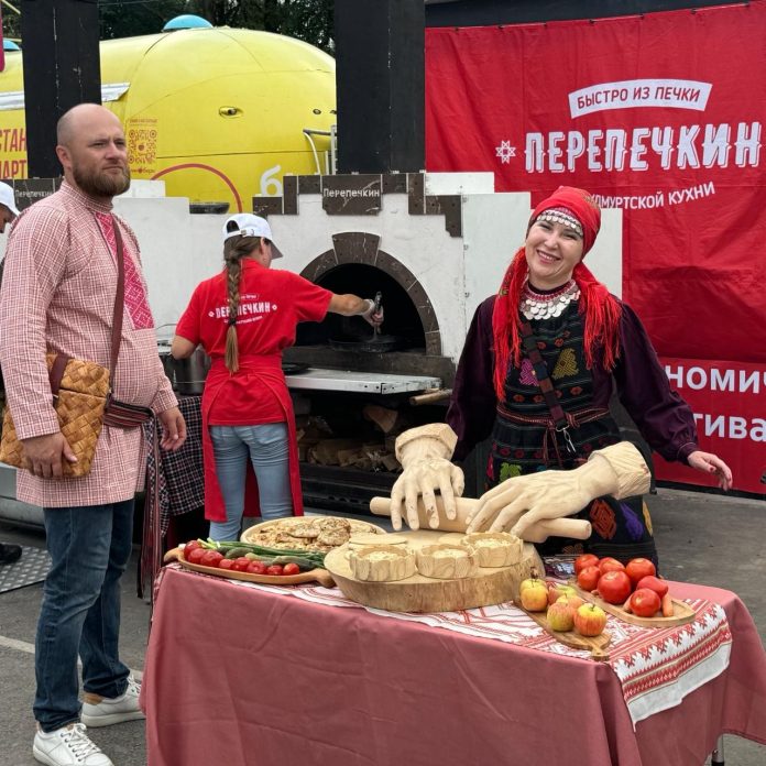 В Марий Эл состоится III гастрономический фестиваль «Йошка Еш», который пройдёт 16 и 17 августа на Медведевском ипподроме.  Посетителей ждёт богатая программа: авторские блюда национальной кухни, мастер-классы по лепке подкоголей — традиционных марийских изделий, а также выступления народных мастеров и этно-шоу у костра.   Особое внимание уделено блюдам народов Поволжья, которые будут готовиться по аутентичным рецептам.  Кроме того, гости смогут услышать старинные сказания на родном языке и приобрести уникальные сувениры — фирменные «Йошкин сеты», включающие девять вкусов, характерных для Марий Эл.  Организаторы отмечают, что фестиваль призван сохранить и популяризировать культурное наследие региона, объединяя прошлое и настоящее через гастрономию и народные традиции.    Администрация Йошкар-Олы