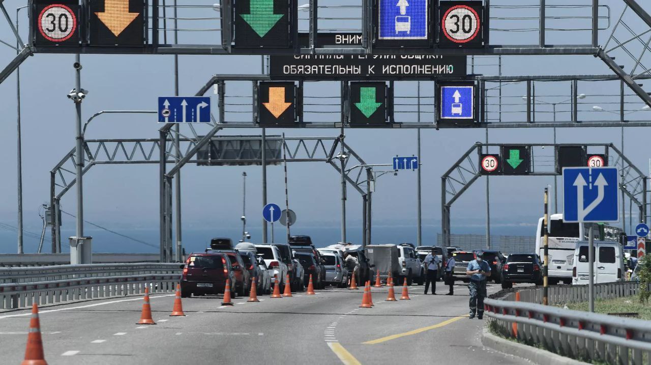 На подъездах к Крымскому мосту организовали выдачу воды  По информации администрации Темрюкского района, в течение дня там работают две точки, где водителям и пассажирам, ожидающим проезда по мосту, выдают бутилированную воду. Этим занимаются около 10 волонтеров.   Точки выдачи воды находятся у поворота на п. Волна и в 2 км от него в сторону Крымского моста, сообщает оперштаб  По данным на 18:00, в очереди со стороны Тамани находится 310 транспортных средств. Ожидание около часа.  В очереди со стороны Керчи находится 375 транспортных средств. Ожидание более часа.    ТК Краснодар   Подписаться