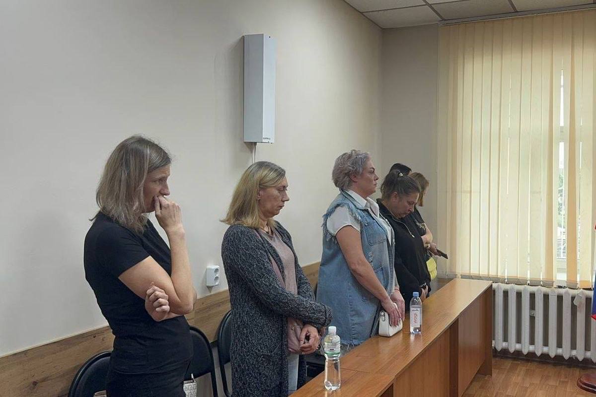 Трех амурских чиновниц осудили за продажу муниципальной земли на более 7 3 миллиона рублей Они незаконно зарегистрировали права собственности на 26 земельных участков и продали их Одна из них выбирала участки а вторая находила родственников и знакомых для оформления Третья женщина готовила подложные договоры купли продажи и акты приема передачи Чтобы скрыть преступления данные о переданных участках не вносили в систему муниципального учета В официальных отчетах указывалось что земли остаются в собственности муниципалитета Позже права на участки продали третьим лицам а деньги присвоили Выбиравшую землю на продажу чиновницу приговорили к 4 годам и 4 месяцам колонии общего режима со штрафом 300 тысяч рублей Амурчанку которая готовила подложные договоры приговорили к 4 годам и 10 месяцам колонии общего режима со штрафом 350 тысяч рублей Третьей фигурантке дали 3 года и 8 месяцев колонии общего режима со штрафом 300 тыс рублей ampravda