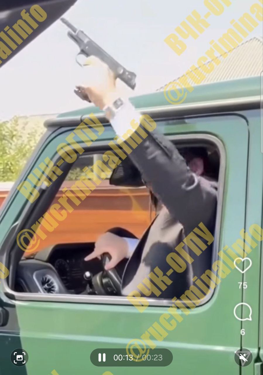 Эксперты ВЧК-ОГПУ определили, что во время свадьбы на руке Адама Кадырова были часы Jacob & Co. Billionaire ASHOKA, украшенные 320 бриллиантами. А их стоимость..... $ 27,7 МЛН. Да-да, именно 27,7 млн долларов.