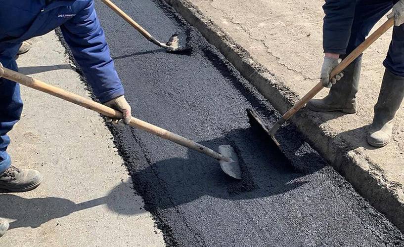 В Ростове после вмешательства прокуратуры отремонтировали дорогу На проезжей части в переулке Чувашском ямы и выбоины создавали не только помехи при движении но и угрозу жизни и здоровью водителей и пешеходов По требованию прокуратуры дорожное покрытие восстановлено Надзорное ведомство провело проверку по факту нарушений федерального законодательства установив что чиновники не принимали мер по устранению ям и выбоин на дороге в указанном переулке Руководителю Дирекции по строительству объектов транспортной инфраструктуры города было внесено представление Виновное должностное лицо привлечено к административной ответственности за несоблюдение требований по обеспечению безопасности дорожного движения при содержании дорог После вмешательства надзорного ведомства произведен ремонт дорожного покрытия сообщили в региональной Прокуратуре Подпишись на 1Rnd в МАХ Написать в редакцию