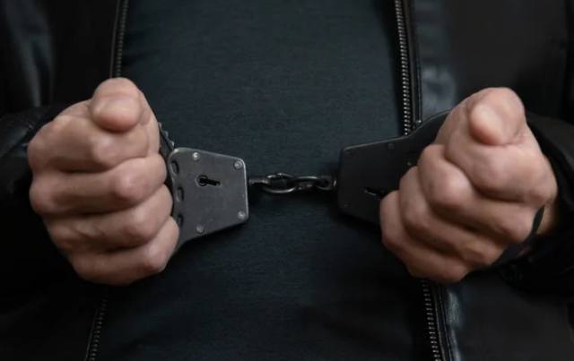 Уфимский районный суд вынес приговор 61 летней местной жительнице признанной виновной в угрозе убийством и истязании дочери и внука Фигурантка уголовного дела приходя в состояние опьянения угрожала убийством совместно проживающим с ней беременной дочери и малолетнему внуку Также она систематически причиняла им физические и психические страдания избивала душила кидалась в них разными предметами Суд приговорил ее к 3 5 года колонии общего режима а также удовлетворил иск прокурора о компенсации морального вреда в размере 100 тыс руб в пользу ребенка Фото Олег Харсеев Коммерсантъ Подписывайтесь на Ъ Уфа Оставляйте бусты