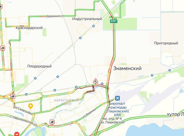 Многокилометровые заторы парализовали движение на трассе М-4 "Дон" в Краснодарском крае В первый рабочий день недели участок федеральной трассы М-4 "Дон" столкнулся с серьезными транспортными проблемами. Со стороны города образовалась шестикилометровая пробка, протянувшаяся от 1340-го до 1334-го километра автодороги. Параллельно на встречном направлении водители также столкнулись с затрудненным движением. Затор на противоположной стороне трассы занял участок с 1331-го по 1334-й километр. Сложная транспортная ситуация привела к значительным задержкам в движении. Водителям рекомендуется заранее планировать маршрут и учитывать возможные альтернативные пути объезда. ЧП Краснодара и края