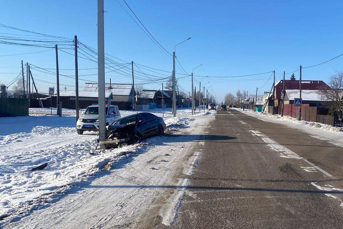 Автомобиль «Тойота Краун» врезался в электроопору в селе Сосново-Озёрское Еравнинского района.  Как сообщили в УГИБДД, авто управлял 28-летний мужчина, не имеющий водительских прав