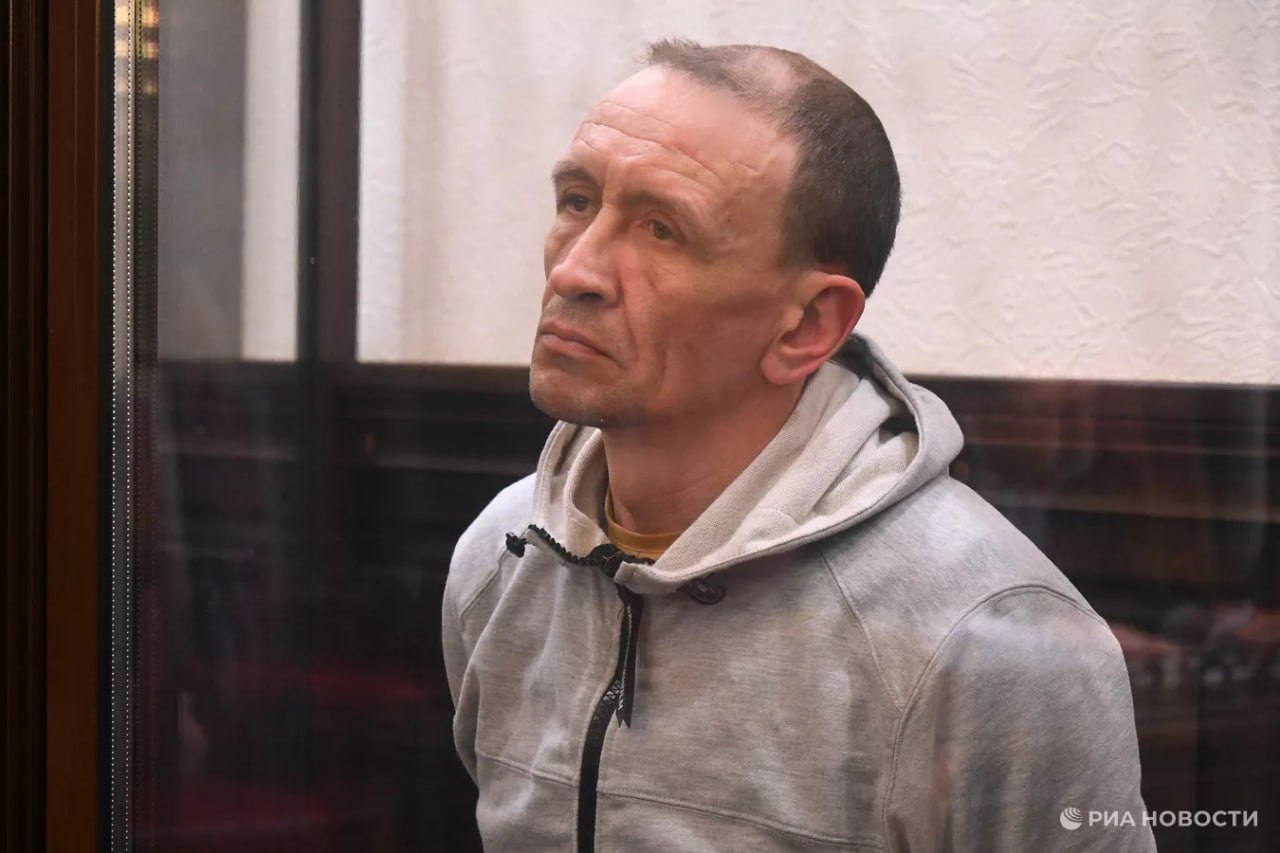Умер кемеровский пожарный Сергей Генин, осужденный по делу о пожаре в «Зимней вишне»; он скончался в реанимации после тяжелой продолжительной болезни — ТАСС со ссылкой на окружение Генина Начальник пожарного звена Генин был единственным, кому удалось спасти человека во время пожара в торговом центре. Он вывел на улицу единственного выжившего во втором кинозале Михаила Трусова, две дочери которого погибли внутри. В ноябре 2021 года Генина осудили на пять лет по обвинению в халатности. В 2023 году его освободили по состоянию здоровья.