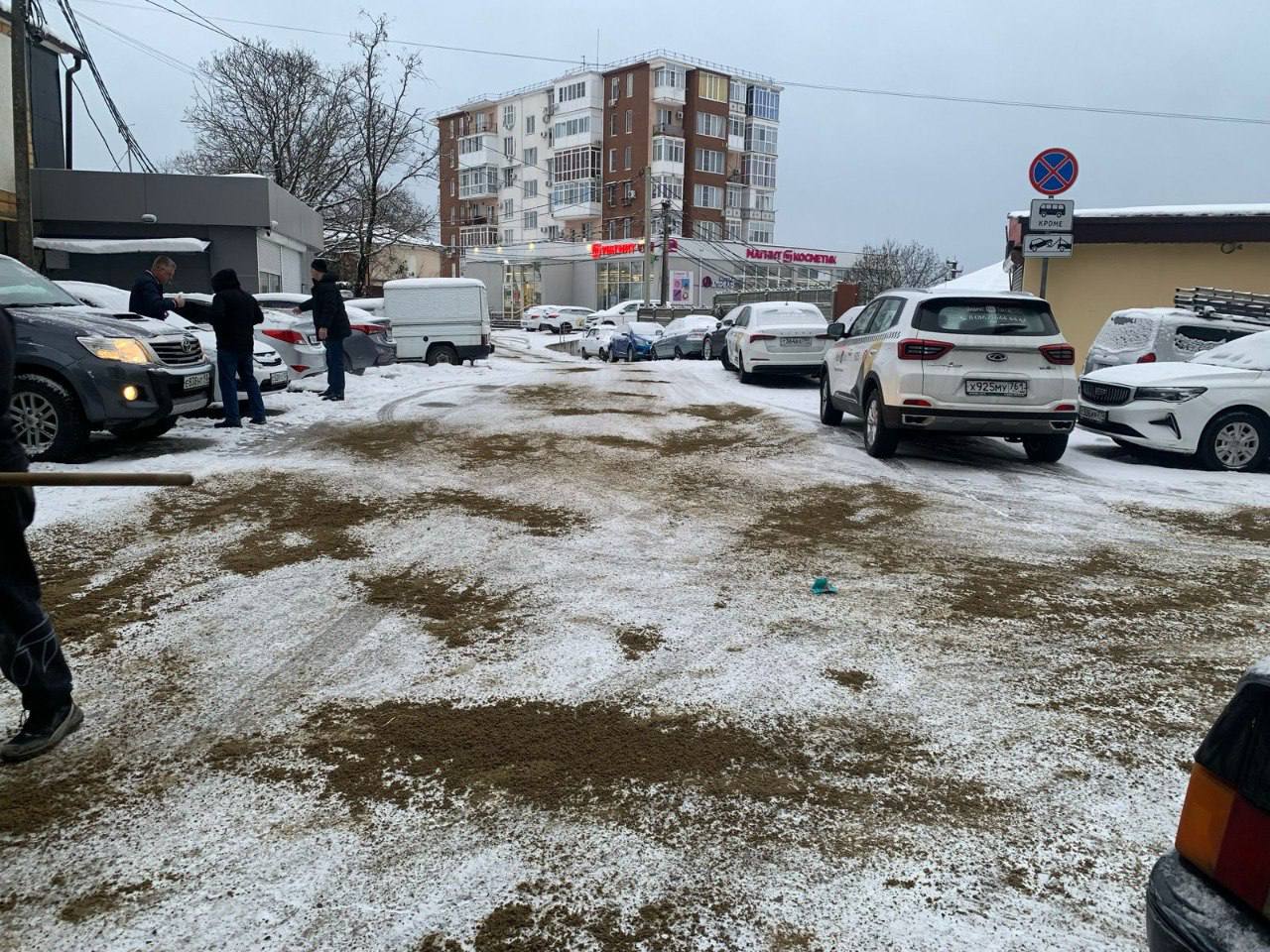 ‍  В Центральном районе  продолжают расчищать дороги и тротуары от снега и наледи.   Также проходит обработка противогололедным материалом и посыпка песком.    Подписаться   Прислать новость