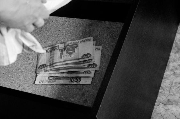 6 000 рублей украла у подруги жительница Каневского района В полицию обратилась 63-летняя женщина с сообщением о краже. Заявительница пояснила, что утром не обнаружила деньги в своем тайнике, куда накануне вечером положила 6 000 рублей. Правоохранители опросили местную жительницу и задержали по подозрению в краже её знакомую — незадолго до произошедшего 44-летняя приятельница гостила у потерпевшей. Увидев, откуда подруга достаёт наличные, злоумышленница, выбрав момент, украла их. Следователи Отдела возбудили уголовное дело по признакам состава преступления, предусмотренного ч.2 ст. 158 УК РФ «Кража». Санкции данной части статьи предусматривают наказание в виде лишения свободы сроком на 5 лет. Отдел МВД России по Каневскому району