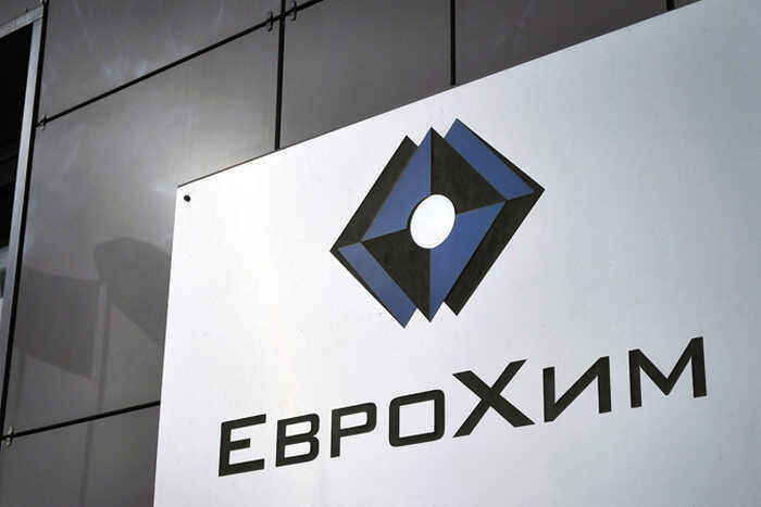 Высокий суд Лондона отклонил иск компаний скандального российского олигарха к европейским банкам из-за наложенных на него санкций.  Компания по производству минеральных удобрений «ЕвроХим» проиграла иск к Societe Generale и ING Bank в $243 млн в Высоком суде Лондона. Об этом пишет Reuters.  В 2022 году компания подала в суд на банки после отказа в выплатах по облигациям, выпущенным во время строительства российского завода по производству удобрений компанией Maire  MTCM.MI . Тогда Societe Generale и ING Bank объяснили свой отказ тем, что против владельца «ЕвроХима» миллиардера Андрея Мельниченко и его жены введены санкции Евросоюза.  Суд признал законность действий банков. Он постановил, что им «запрещено погашать облигации и производить по ним платежи». «ЕвроХим» намерен подавать апелляцию.  «ЕвроХим» — крупнейший производитель минеральных удобрений в России и один из лидеров мирового рынка. Основная продукция — азотные  аммиак и карбамид , фосфорные и калийные удобрения. Также компания занимается добычей железной руды. Производственные активы расположены в России, Бельгии, Литве и Китае. Андрей Мельниченко был основным бенефициаром компании до 2022 года, нынешний основной бенефициар неизвестен.  Источник: BAZA 2.0