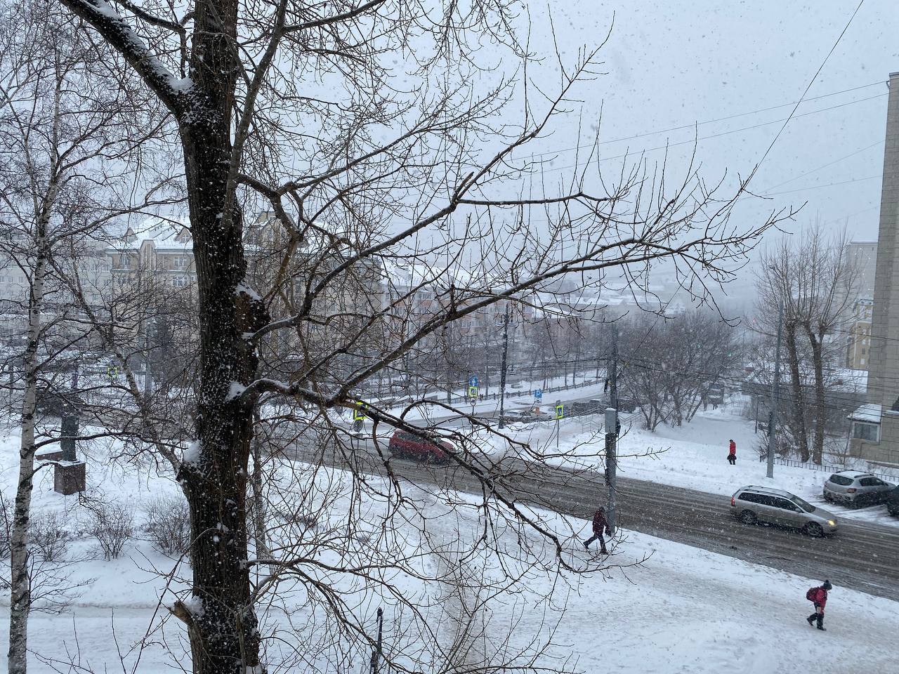 В Перми могут вернуть двухстороннее движение по ул. Монастырская и Окулова.   Сейчас эта территория активно застраивается. Плюс планируется возвести новый мост через Каму. Все это требует того, чтобы по Окулова и Монастырской стали ходить автобусы, а пробок было меньше.  Решить эти проблемы может возвращение двухстороннего движения на участке от Комсомольского проспекта до ул. Дзержинского. Но для этого необходимо принять ряд мер: расширить проезжую часть, организовать дополнительные полосы для поворотных маневров, установить светофоры и автобусные остановки.