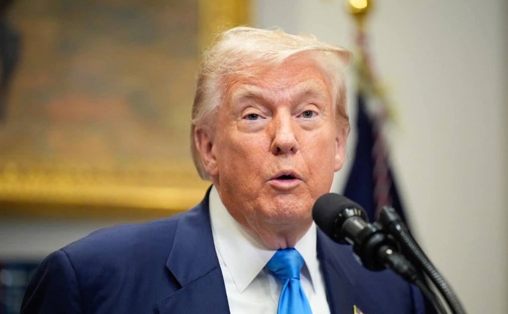 Странные заявления Трампа, которые он в последнее время делает в ходе публичных выступлений, могут быть признаком когнитивных проблем, пишет The Guardian со ссылкой на экспертов.  Резкая перемена тем в разговоре являются примером того, что Трамп «отвлекается, не подумав, — он просто переключает темы, не контролируя себя и не имея связного повествования», — говорит Гарри Сигал, старший преподаватель кафедры психологии Корнелльского университета и кафедры психиатрии Медицинского центра Вейля Корнелла.  Эксперты также обратили внимание на случаи, когда Трамп резко менял темы в повседневной речи. Издание отмечает, что, говоря об исполнении предвыборных обещаний, президент США переключился на тему подачи воды в дома, рассказав о личных предпочтениях.  Фото: Yuri Gripas / CNP / AdMedia / Global Look Press    Картина дня — в телеграм-канале РБК
