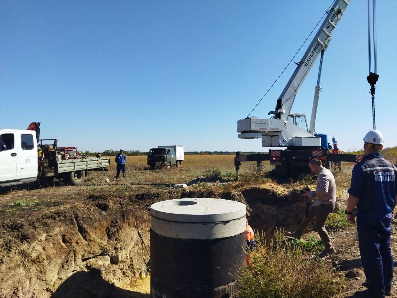 Регион-шеф планирует капитально отремонтировать водовод в Ровеньках длиной 5,5 км Администрация города Ровеньки предложила региону-шефу скорректировать планы во восстановлению города в 2025 году с целью улучшения качества водоснабжения в пгт. Новодарьевка. «Высвобожденные средства после корректировки инвестпрограммы планируется направить на капитальный ремонт водовода „Курган — пгт. Новодарьевка“ с заменой водопроводной сети. Общая протяжённость реконструируемого участка — 5,5 км», — рассказали в Министерстве строительства и ЖКХ Республики Коми. Соглашение о сотрудничестве города Ровеньки и Республикой Коми заключено 22 июня 2022 года. В 2024 году Республика Коми восстановила 28 социальных объектов. Среди них — 19 образовательных организаций  12 школ, дом-интернат и 6 детских садов , МФЦ, городская больница, а также 2,9 км автодорог, одна котельная и два водовода длиной 14 км. Кроме того, регион закупил для подшефного города 680 учебников для детей с ОВЗ и оздоровил в лагерях 500 детей.