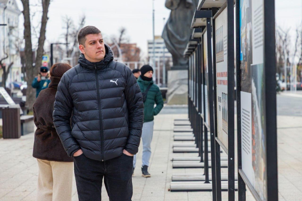 Главное управление МЧС России по ЛНР совместно с ЛуганскИнформцентром открыли в сквере имени Героев Великой Отечественной войны в Луганске стендовую фотовыставку посвященную 35 й годовщине создания МЧС России Об этом с места события передает корреспондент ЛИЦ На стендах размещена информация об истории зарождения пожарной охраны на Луганщине статистика работы подразделений МЧС в Республике рассказы о работе спасателей в наиболее сложных и опасных ситуациях в ЛНР В экспозицию вошли и архивные фотографии ЛуганскИнформЦентра Выставка рассказывает о становлении пожарно спасательной службы Луганщины Мы постарались более емко и доходчиво показать гражданам из каких направлений состоит служба а также окунуться в историю ее создания То есть весь спектр обязанностей Министерства мы попытались изложить на фотографиях Самый основной наш ресурс это конечно же люди личный состав который ежедневно круглосуточно выполняет свои задачи и стоит на защите населения нашей Родины Каждый гражданин должен понимать что он круглосуточно защищен системой МЧС рассказал руководитель Главного управления МЧС России по ЛНР Евгений Кацавалов Шеф редактор ЛИЦ Сергей Мешковой поблагодарил пресс службу ГУ МЧС РФ по ЛНР за организацию выставки Здесь не просто набор фотографий это прежде всего самоотверженность и профессионализм дань уважения людям которые ежедневно рискуя собственной жизнью стоят на страже нашей безопасности и спокойствия Здесь запечатлены моменты когда в условиях стихийных бедствий техногенных катастроф и военных действий сотрудники МЧС проявляли исключительную отвагу и преданность своему долгу подчеркнул он Выставка будет работать в течение месяца Мы в MAX