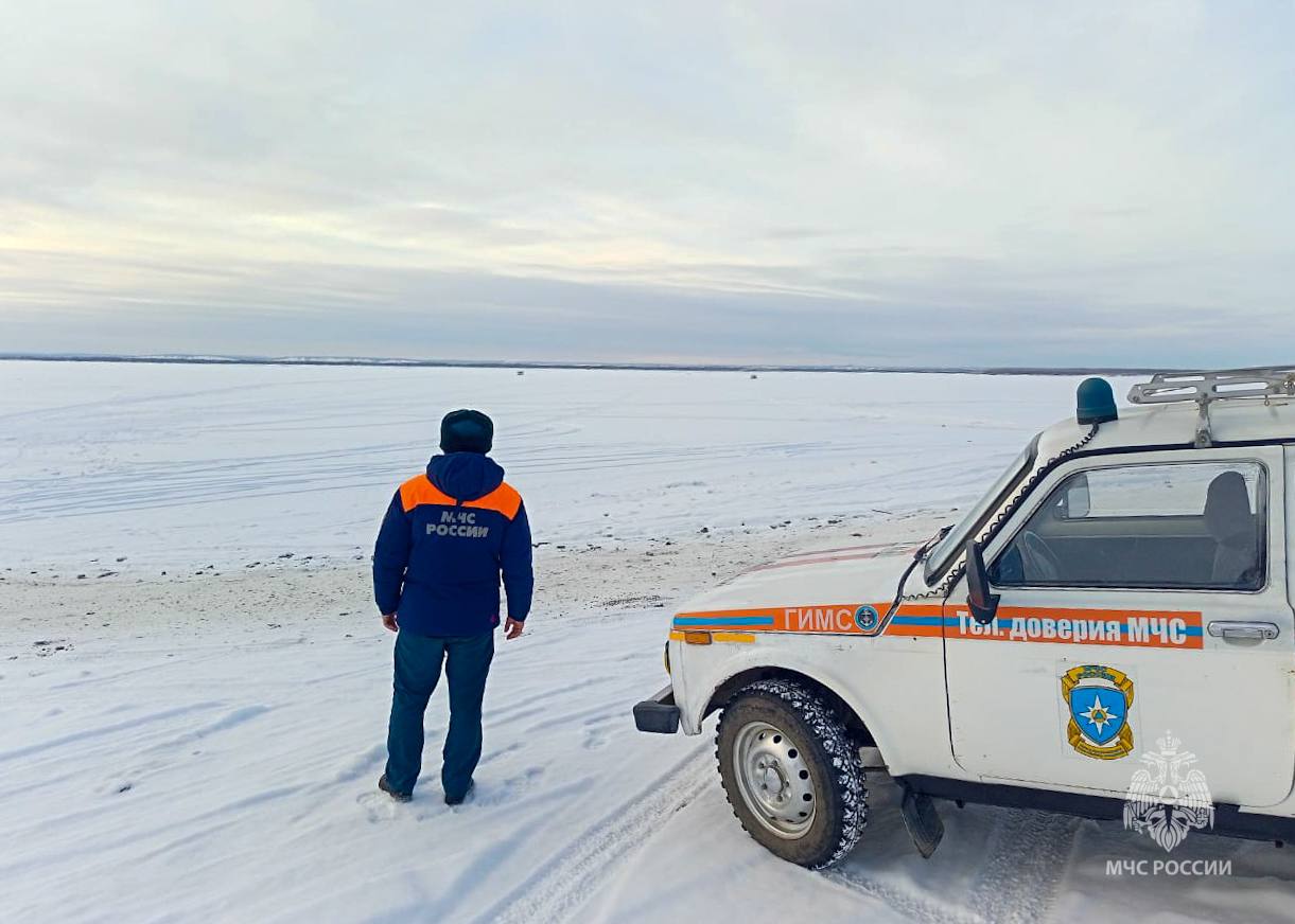 Первая ледовая переправа открыта в Якутии  В Момском районе Якутии открылась первая ледяная переправа «п. Хонуу – с. Буор-Сысы» через реку Индигирка. Об этом сообщает региональный МЧС России.   Как стало известно, на данный момент толщина льда позволяет пересекать переправу автомобилям, вес которых не превышает три тонны.  «Всего на территории республики состоит на учете 47 ледовых переправ. Инспекторами ГИМС в составе комиссий проводятся рейды по недопущению несанкционированных выездов на лед», — рассказала начальник отдела безопасности людей на водных объектах ГУ МЧС России по РС  Я  Майя Алексеева.  Она также добавила, что только за сегодняшний день на территории Мегино-Кангаласского района специалисты составили семь протоколов. Водители нарушают правила и пытаются выехать на неокрепший лед.  Фото: МЧС России по РС  Я