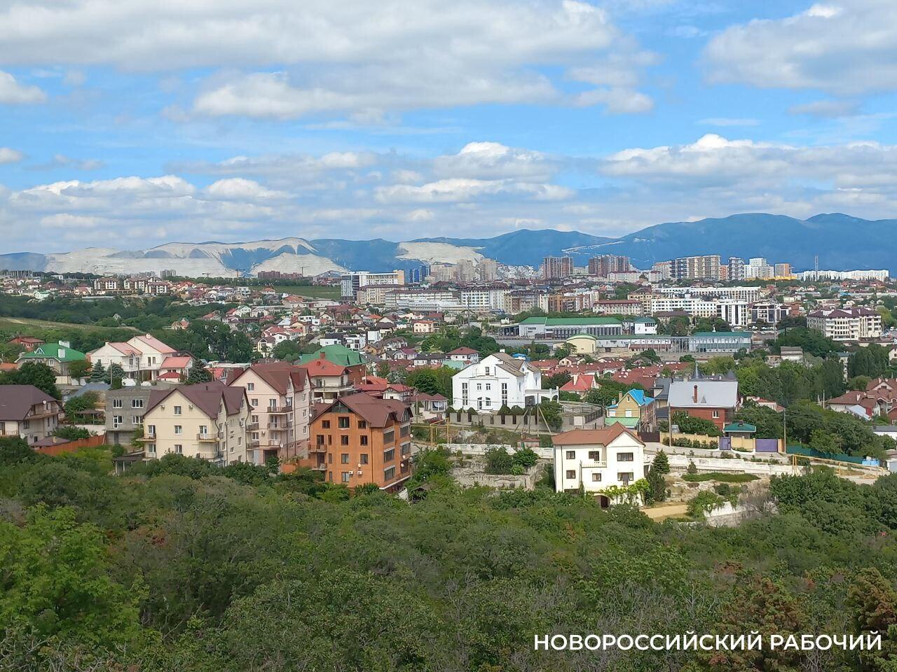 В Новороссийске в селе Мысхако построят пятизвездочную гостиницу «5 звезд» с 100 номерами, рестораном, бассейном и тренажерным залом. Будет создано 50 рабочих мест. Гостиница разместится на улице Генерала армии Петрова, однако местные жители не очень рады строительству. Первая пятизвездочная гостиница в городе, «Durso Tower», получила категорию в январе. Для получения звезд гостиницы должны соблюдать строгие требования, в то время как некоторые отели предпочитают предлагать высокий уровень комфорта без официальной классификации.
