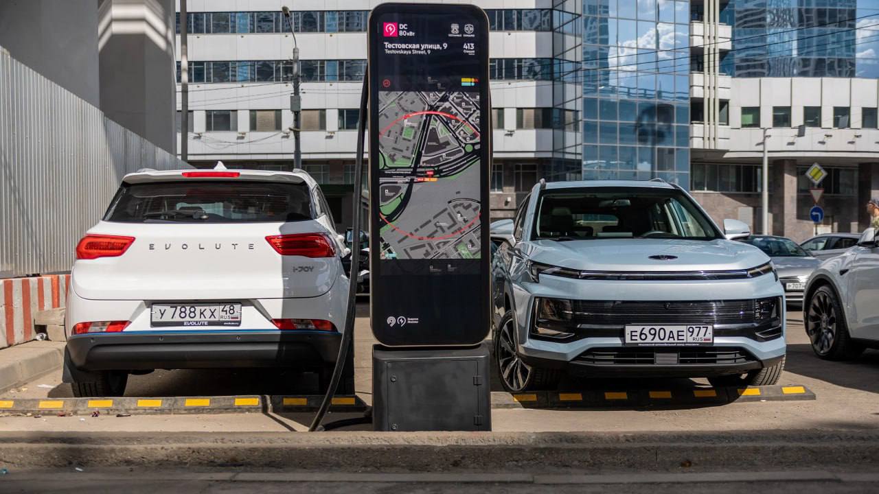 В России предложили расширить льготы для покупателей электромобилей Пересмотреть меры поддержки предложил Центр стратегических разработок пишет РИА Новости В частности ЦСР предлагает рассмотреть введение преференциальных налоговых и таможенных режимов для импорта электромобилей и механизмов направленных на постепенное снижение конкурентоспособности ТС на ископаемом топливе в т ч общест транспорта и такси По данным Минпромторга РФ продажи новых электромобилей в России по итогам января ноября 2025 г снизились на 32 в годовом выражении до 12 1 тыс ед При этом доля отечественных EV по итогам 11 мес составила 33 на 13 проц пунктов выше показателя того же периода 2024 Введут ли таможенные льготы на импорт электрокаров надеюсь что да да кто их знает нет конечно Это всё вода Как бы хуже не стало GreenAgenda Наши чаты