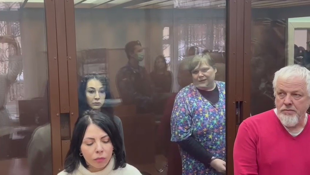 Журналистка Александра Баязитова останется в колонии суд отменил решение о переводе на принудительные работы Сегодня Владимирский областной суд отменил решение Судогодского районного суда по которому журналистке Александре Баязитовой ранее смягчили наказание В сентябре суд заменил ей оставшиеся 10 месяцев и 18 дней тюрьмы на принудительные работы Женщина трудится на швейном производстве не нарушает режим регулярно ходит в храм имеет благодарность от администрации Кроме того у неё проблемы со здоровьем Однако 25 сентября Баязитова не вышла на свободу и о прокурора Лиджигоряев обжаловал решение суда В своём ходатайстве он указал что администрация колонии характеризует Баязитову удовлетворительно и у неё только одно поощрение Журналистка будет отбывать наказание в колонии Фото скриншот видео пресс службы судов общей юридисдикции Москвы