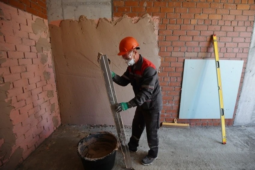 В Краснодоне в ЛНР возводят 9 этажный дом с необычной историей Его строительство началось в 90 х года затем было приостановлено и возобновилось лишь в этом году Сейчас специалисты ведут на объекте отделочные работы и устанавливают новый лифт Когда дом построят его передадут местной администрации его будут использовать в качестве специализированного жилого фонда newregions