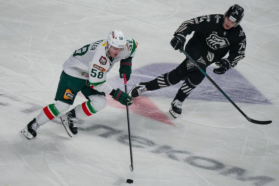 Трактор разгромил Ак Барс в матче регулярного чемпионата КХЛ Трактор добыл разгромную победу над Ак Барсом в матче регулярного чемпионата КХЛ Встреча в Челябинске завершилась со счетом 4 0 в пользу хозяев команды В составе уральской команды голами отметились Григорий Дронов Виталий Кравцов также дубль на свой счет записал нападающий Михаил Горюнов Рольгизер Читать полностью