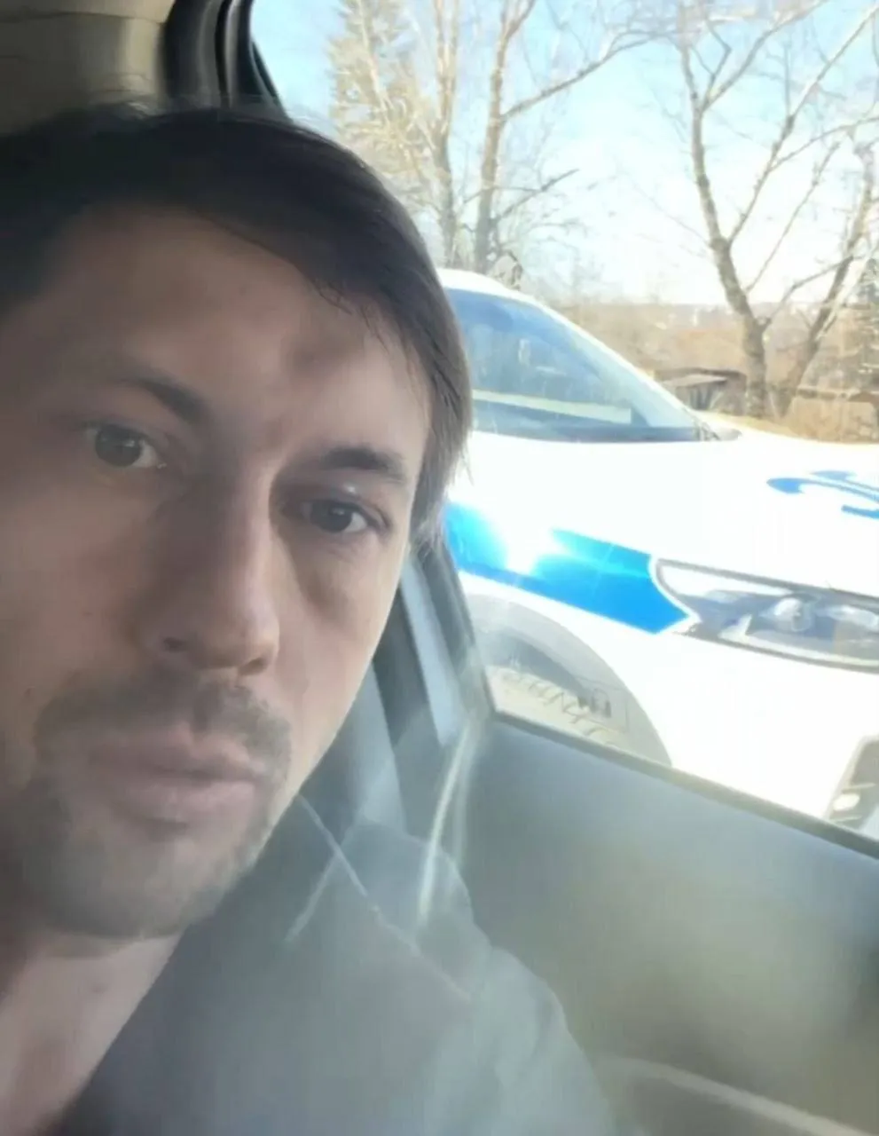 В Иркутске задержан глава регионального Яблока Григорий Грибенко В Иркутске днём прошёл обыск в квартире председателя местного отделения партии Яблоко Григория Грибенко после чего политика увезли в отдел полиции Об этом со ссылкой на его супругу сообщили в пресс службе партии По её словам вернувшись с работы она обнаружила на парковке у дома свою малолетнюю дочь в семейном автомобиле в окружении незнакомых людей Они представились сотрудниками полиции и сообщили что в квартире проходит обыск по делу о хранении наркотических веществ В настоящий момент к Грибенко направляется адвокат сотрудничающий с партией В Яблоке отмечают что в последние месяцы политик сталкивался с давлением со стороны городских властей из за попыток согласовать митинг в защиту Telegram и за свободный интернет Акция должна была пройти 1 марта однако её не согласовали и Грибенко оспаривает отказ в суде 10 апреля по данным партии силовики уже проводили в отношении него проверку и направляли на освидетельствование Тогда как утверждается независимая экспертиза ничего не выявила На фото Григорий Грибенко после событий 10 апреля