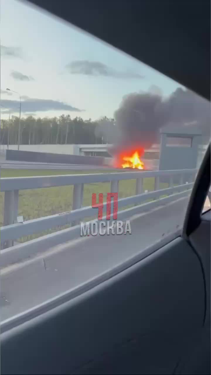 Возгорание автомобиля на дублере Калужского шоссе в Москве