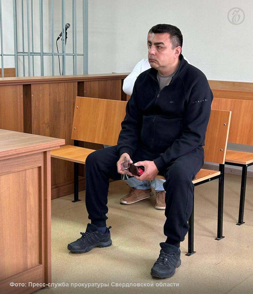 Свердловский областной суд изменил приговор и выпустил на свободу бывшего директора первоуральского Водоканала Артура Гузаирова сообщили в объединенной пресс службе судов В сентябре его приговорили к 3 5 годам колонии общего режима Адвокат осужденного обжаловал решение Апелляционная инстанция освободила его от наказания по двум эпизодам халатности и по делу о фальсификации документов в связи с истечением сроков давности Суд также исключил из приговора осуждение по статье о превышении должностных полномочий В итоге экс главе Водоканала назначили 460 часов обязательных работ Учитывая время проведенное им в СИЗО и под домашним арестом апелляционный суд постановил считать это наказание отбытым полностью Подписывайтесь на Ъ Урал