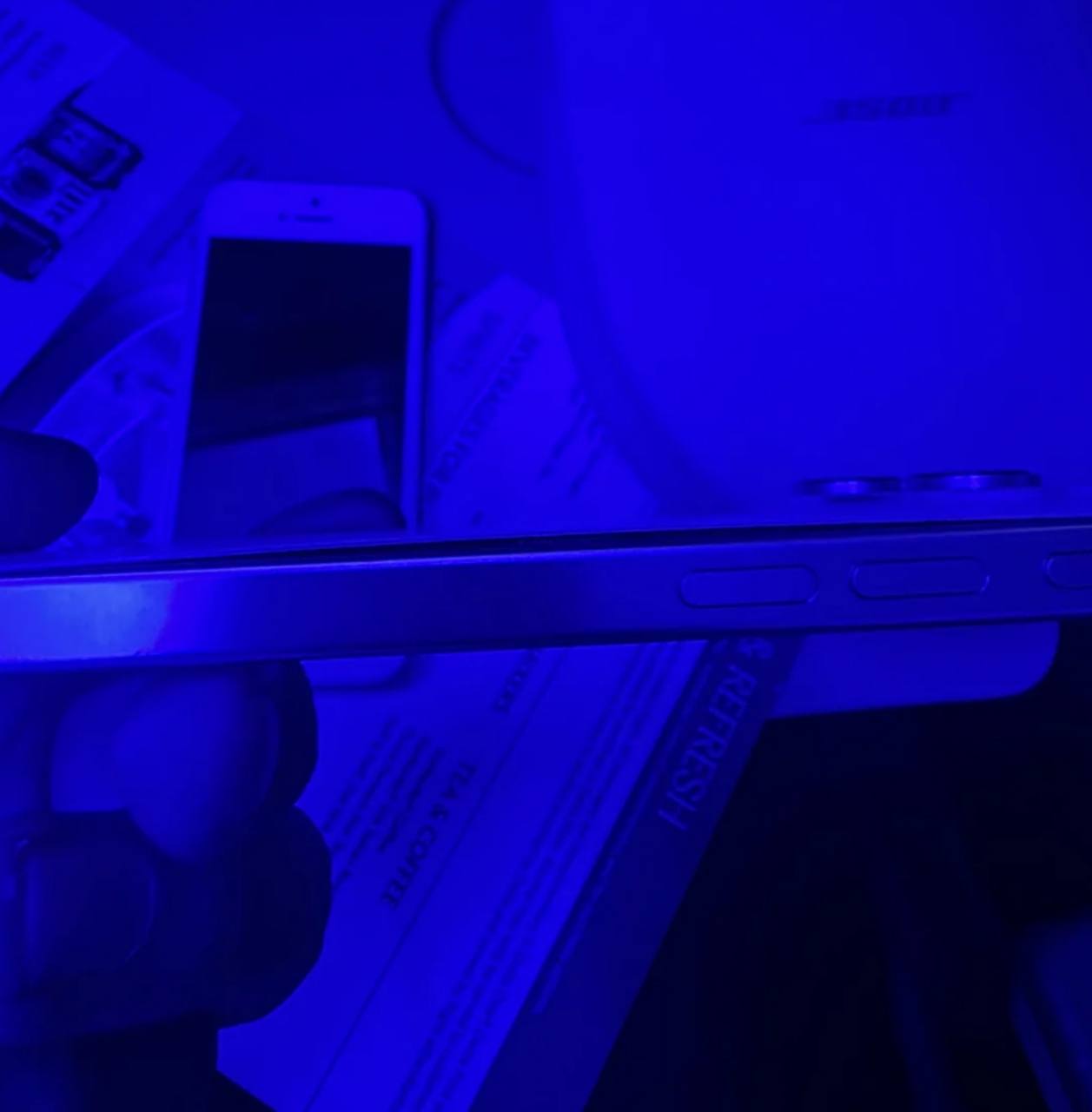 Ваш iPhone может РАЗБУХНУТЬ прямо во время полёта с этим столкнулся пользователь Reddit Пока парень летел в самолёте его iPhone 16 Pro Max разбух до такой степени что часть крышки отделилась от корпуса После приземления всё пришло в норму Так аккумулятор реагирует на давление Лучший способ защиты выключить и не пользоваться смартфоном в полете Самое обидное что после этого айфон теряет защиту от воды techmedia