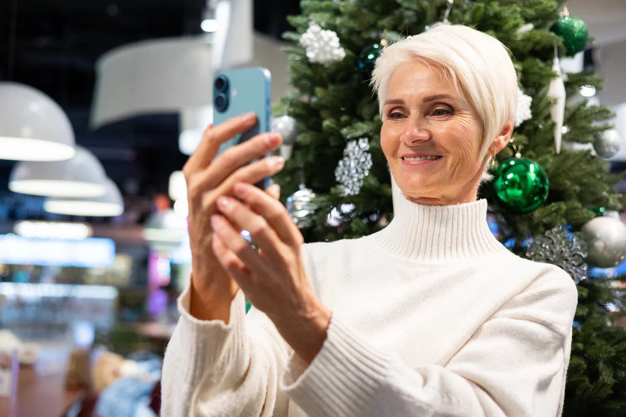 В канун Нового года свердловчанам подарят безлимитный трафик на всё МегаФон обнуляет стоимость мобильного интернета в канун новогодних праздников В течение трёх дней абоненты могут активно готовиться или отмечать Новый год и не переживать что не хватит интернета Смотреть видео общаться в мессенджерах и слушать музыку можно абсолютно бесплатно Получить пакет безлимитного интернета можно на любые три дня в период с 22 декабря 2025 года по 12 января 2026 го в мобильном приложении или личном кабинете на сайте МегаФона С третьей декады декабря потребление мобильного интернет трафика традиционно возрастает на 3 5 к средним значениям россияне начинают подготовку к праздникам заказывают подарки больше пользуются такси и службами доставки Ближе к концу декабря начинается обмен поздравлениями с тяжёлым медиаконтентом В саму новогоднюю ночь объём потребления мобильного интернета обычно чуть снижается за счёт использования домашнего интернета Однако уже к 3 4 января объём передачи данных мобильного трафика снова нарастает и держится на стабильно высоком уровне до конца праздников