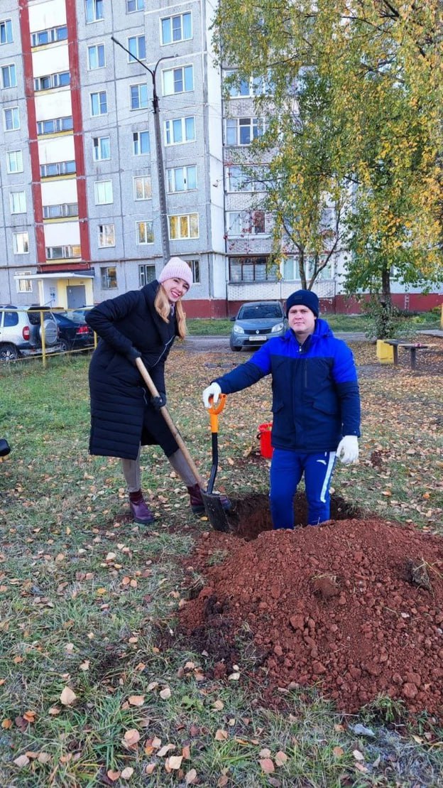 В Юго-Западном районе Кирова высадили хвойные деревья. Акция «Растите ёлочки» проходит для создания зелёных уголков и благоустройства города.  На прошлой неделе местные жители высадили хвойные деревья на придомовых территориях на улицах Щорса, Чапаева, Солнечной, Воровского. В этом году осенью уже высадили 16 ёлочек и 5 пихт.    Это не просто высадка деревьев, а возможность объединить семью и соседей, сделать наши дворы более уютными и праздничными. Акция не только способствует озеленению, но и привлекает детей и подростков к уходу за саженцами, формируя у них добрые чувства и заботу о природе, – отметила член Общественной палаты Лариса Береснева.