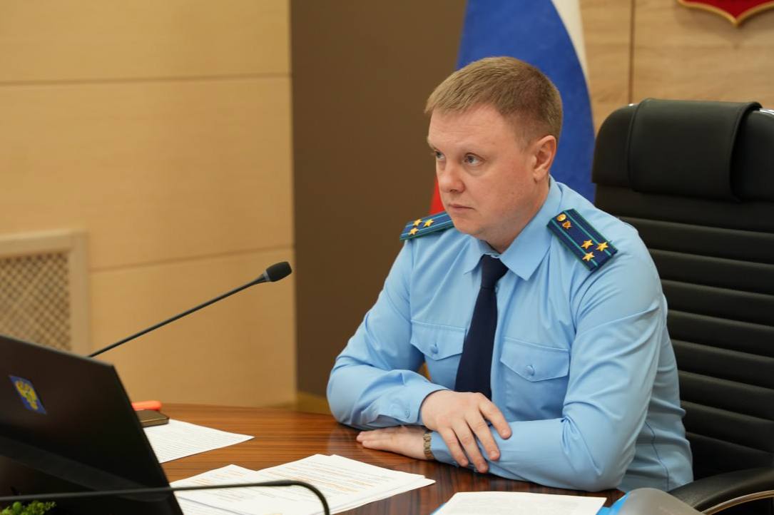 0 0 0 0 0 И.о. прокурора края - заместитель прокурора Павел Андреев провел межведомственное совещание по вопросам аварийности на дорогах региона В совещании приняли участие представители органов Госавтоинспекции, Ространснадзора, министерства транспорта, федеральных и региональных учреждений, в чьем ведении находятся автомобильные дороги, руководители органов местного самоуправления. Участники проработали вопросы: эффективности принятых мер по снижению аварийности, в том числе в местах концентрации ДТП устранения причин и условий нарушений ПДД профилактической работы организации порядка использования средств индивидуальной мобильности в краевом центре. Отдельно участники совещания обсудили состояние дорог на федеральных и региональных трассах, их содержание, ремонт и расширение до 4-х полос, обустройство освещения на опасных участках. Подводя итог, и.о. прокурора края отметил, что в современных реалиях необходимы новые, порой нестандартные подходы для решения стоящих на повестке вопросов. По итогам совещания определены мероприятия для исполнения всеми участниками, по результатам будет дана оценка действиям задействованных органов.