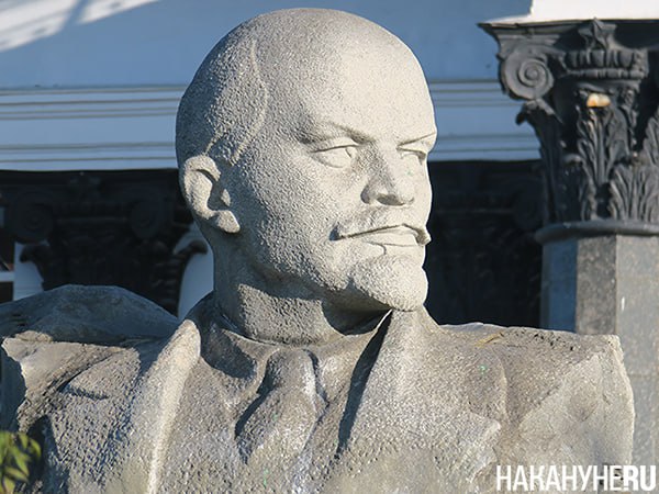 В Госдуму внесли законопроект о запрете сноса Мавзолея В Госдуму внесен законопроект об оскорблении памяти Ленина. Одно из его положений – запретить сносить Мавзолей на Красной площади в Москве. Предложение появилось на фоне предстоящего закрытия Мавзолея на долгую реконструкцию и выхода скандального фильма "Мимия". Но вообще автор документа – депутат от КПРФ Анжелика Глазкова – предлагает ввести ответственность и за переименование улиц Ленина, и за снос памятников вождю мирового пролетариата, и за снятые панно и фрески с профилем Ильича. Глазкова предлагает охватить буквально все, связанное с памятью Ленина: административно-территориальные единицы, населенные пункты, Мавзолей Ленина в городе Москва, памятники, бюсты, памятные доски, барельефы, скульптурные группы, настенные фрески и панно, наименование улиц, площадей, скверов, космические объекты, воздушные, морские и речные суда, транспортные артерии, государственные и муниципальные предприятия, музеи, образовательные и медицинские организации, государственные награды РФ и субъектов РФ, носящие имя Ленина или его изображение. Депутат Госдумы отметила, что на Украине снос памятников Ленину стал "началом неонацистского переворота и откровенной русофобии".