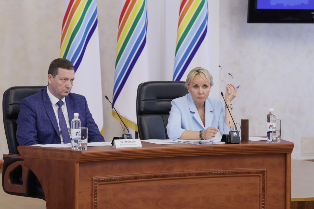 Усиление мер безопасности на объектах ЖКХ стало темой заседания антитеррористической комиссии ЕАО Совещание прошло под председательством врио губернатора ЕАО Марии Костюк. Участие в работе комиссии приняли руководители территориальных управлений силовых и правоохранительных структур, члены правительства ЕАО, руководители профильных департаментов. О состоянии антитеррористической защищённости объектов водоснабжения и водоотведения, расположенных на территории региона, рассказала и.о. начальника областного департамента строительства и ЖКХ Анна Фёдорова. Она отметила, что безопасности этой категории объектов уделяется особое внимание. Так, на водозаборе «Августовский» система видеонаблюдения состоит из более чем 10 камер, ранее их было всего четыре. По территории водозабора установлено 20 осветительных приборов, кнопки сигнала тревоги, досмотровые зеркала и другие элементы системы безопасности. Аналогичная работа проводится и на других объектах сферы ЖКХ. Врио губернатора ЕАО Мария Костюк подчеркнула, что работа в этом направлении должна быть продолжена. Общая задача – пресечь какие бы то ни было возможности для диверсионных действий на объектах коммунальной инфраструктуры. Отдельно рассмотрели подготовку квалифицированных специалистов в области противодействия идеологии терроризма и экстремизма. Среди слушателей специальных курсов – представители образовательных организаций региона, государственные и муниципальные служащие. Так, в прошлом году по семи образовательным программам обучение прошли 105 человек, 80 из которых – сотрудники учебных заведений, работающие с молодёжью. Обучение проходит на базе Приамурского государственного университета имени Шолом-Алейхема.