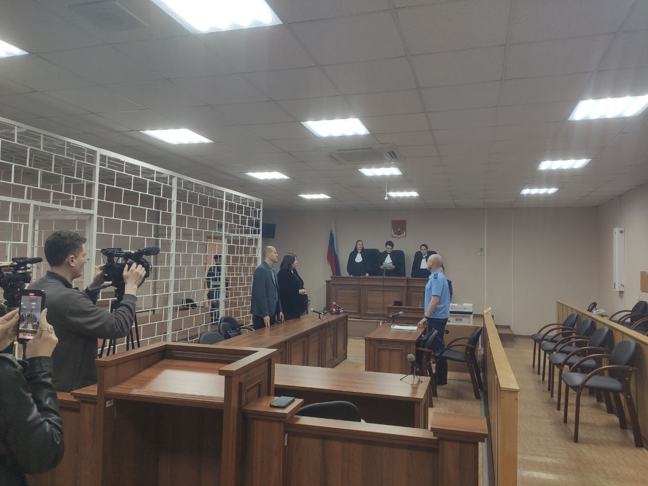 Результат апелляции по делу депутата Заксобрания Красноярского края Александра Глискова: приговор оставили без изменения. Глискова приговорили к десяти годам колонии строгого режима. Также он должен выплатить штраф 10 млн рублей. Приговор вступил в законную силу. Теперь Глискова лишат депутатских полномочий.