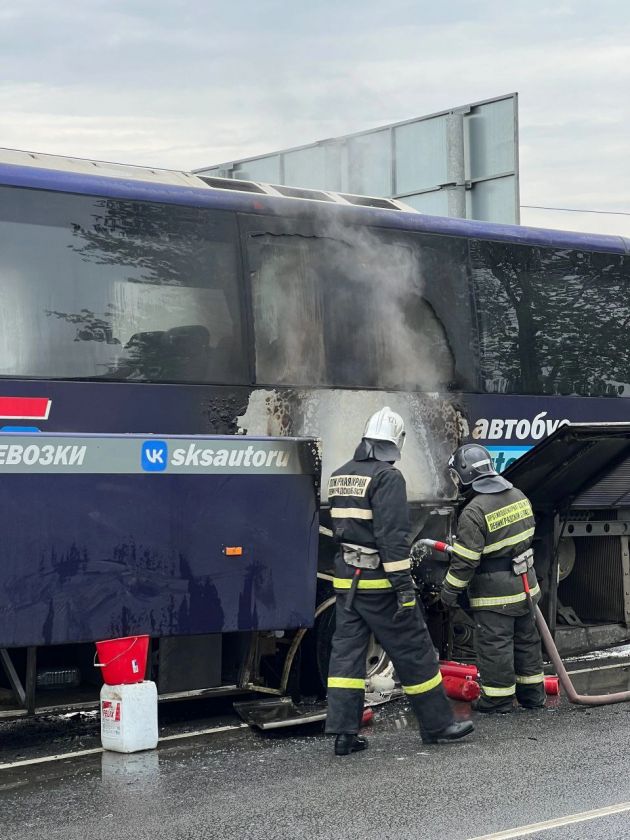 Автобус с 30 пассажирами на ходу загорелся у Новой Ладоги Как сообщает ГУ МЧС по Ленобласти, около 14:30 поступил сигнал о возгорании автобуса в районе деревни Иссад, что неподалеку от Новой Ладоги. Огнем охватило заднюю правую часть оси. По предварительным данным 47news, автобус коммерческой перевозки Volvo загорелся на ходу из-за внутренней неисправности. Рассматривается вариант, что проблемы были с тормозами. Внутри в этот момент находилось 30 пассажиров, в том числе двое детей, все они самостоятельно покинули салон. Очевидцы опубликовали кадры с места в соцсетях. Судя по снимкам , загорелся автобус компании ООО "СКСавто", которая осуществляет рейсы из Петербурга в другие регионы, а также в Латвию, Эстонию и Финляндию. Сообщается, что пострадавший автобус двигался по маршруту Петербург – Череповец. На видео попал мужчина с огнетушителем, вероятно, водитель. 47news обратился в ООО "СКСавто", там оперативно ответить на вопросы не смогли. телеграм-канал "Мегаполис ДТП и ЧП Санкт-Петербург Питер"