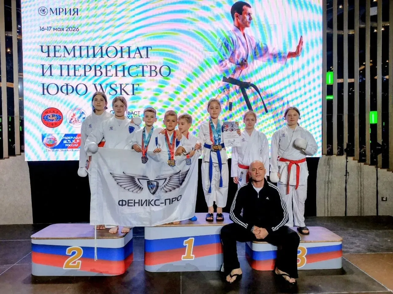Таганрогские каратисты завоевали 16 призовых медалей на чемпионате ЮФО в Ялте На базе курорта Мрия в Ялте прошли Чемпионат и Первенство Южного федерального округа по каратэ WSKF В соревнованиях приняли участие команды из Москвы Белгорода Абхазии Севастополя Тольятти Керчи Бердянска Мелитополя Таганрога и Ялты Команда таганрогского клуба Феникс Про во главе с сенсеем обладателем 6 го дана Николаем Барановым смогла завоевать 16 призовых медалей Восемь спортсменов клуба привезли домой семь золотых семь серебряных и две бронзовые награды Три финала турнира были исключительно таганрогскими юные бойцы клуба встретились друг с другом в решающих поединках отмечает тренер команды Мы теперь и в МАХ Южная служба новостей