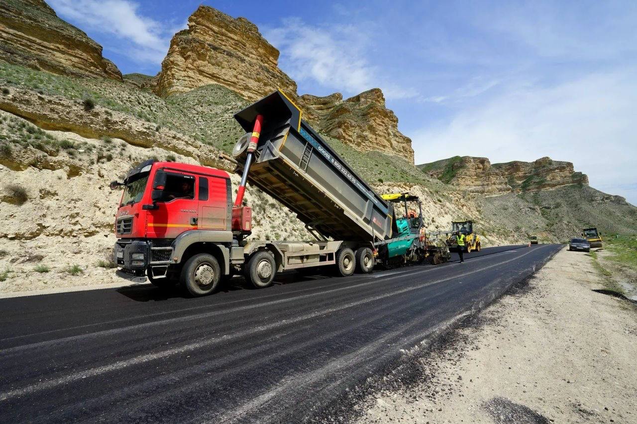 Планы на 2026 год по реализации нацпроекта Инфраструктура для жизни В рамках реализации национального проекта Инфраструктура для жизни на территории республики на 2026 год запланированы устройство асфальтобетонного покрытия на 523 1 тыс кв м автомобильных дорог реализация мероприятий по внедрению интеллектуальной транспортной системы в Махачкалинской агломерации на сумму 46 5 млн рублей дорожные работы на автомобильных дорогах общего пользования регионального и межмуниципального значения Республики Дагестан 66 9 км Необходимо отметить что в текущем году запланирована реализация 21 объекта на региональной сети дорог из которых 18 объектов уже законтрактованы Проект состоит из 12 федеральных проектов и направлен на развитие дорожного строительства жилищно коммунального хозяйства обеспечение безопасности дорожного движения развитие пассажирского транспорта общего пользования Нацпроект Инфраструктура для жизни это комплексная программа 2025 2030 годов направленная на создание комфортной и безопасной среды через развитие жилищной транспортной социальной и коммунальной инфраструктуры включая благоустройство городов модернизацию ЖКХ строительство дорог и повышение качества жизни в опорных населенных пунктах с конкретными целями к 2030 году как улучшение среды в опорных пунктах и обновление жилья