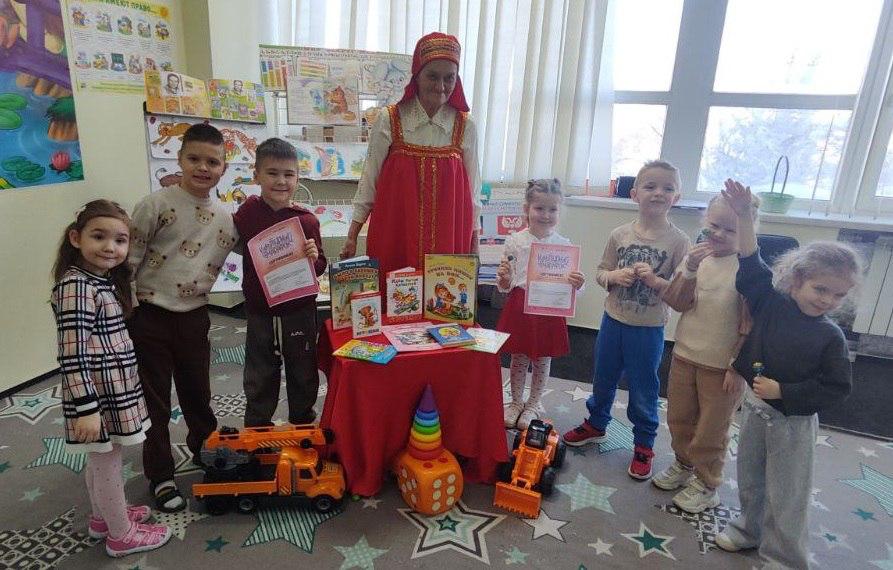 Сотрудники Донецкой республиканской библиотеки для детей имени С М Кирова организовали для воспитанников Донецкого центра досуга Моя семья поэтическую азбуку Если спросите я расскажу вам в честь 120 лет со дня рождения детской поэтессы Агнии Львовны Барто   Библиотекари отдела обслуживания дошкольников и учащихся 1 4 классов рассказали ребятам о творчестве Агнии Львовны Барто упомянули что стихотворение Уронили мишку на пол побывало в космосе вместе с первым космонавтом Земли Юрием Гагариным и продекламировали несколько её известных произведений Ребята повторяли строки за взрослыми знакомились с новыми книгами из фонда библиотеки и подготовили рисунки с героями любимых стихотворений