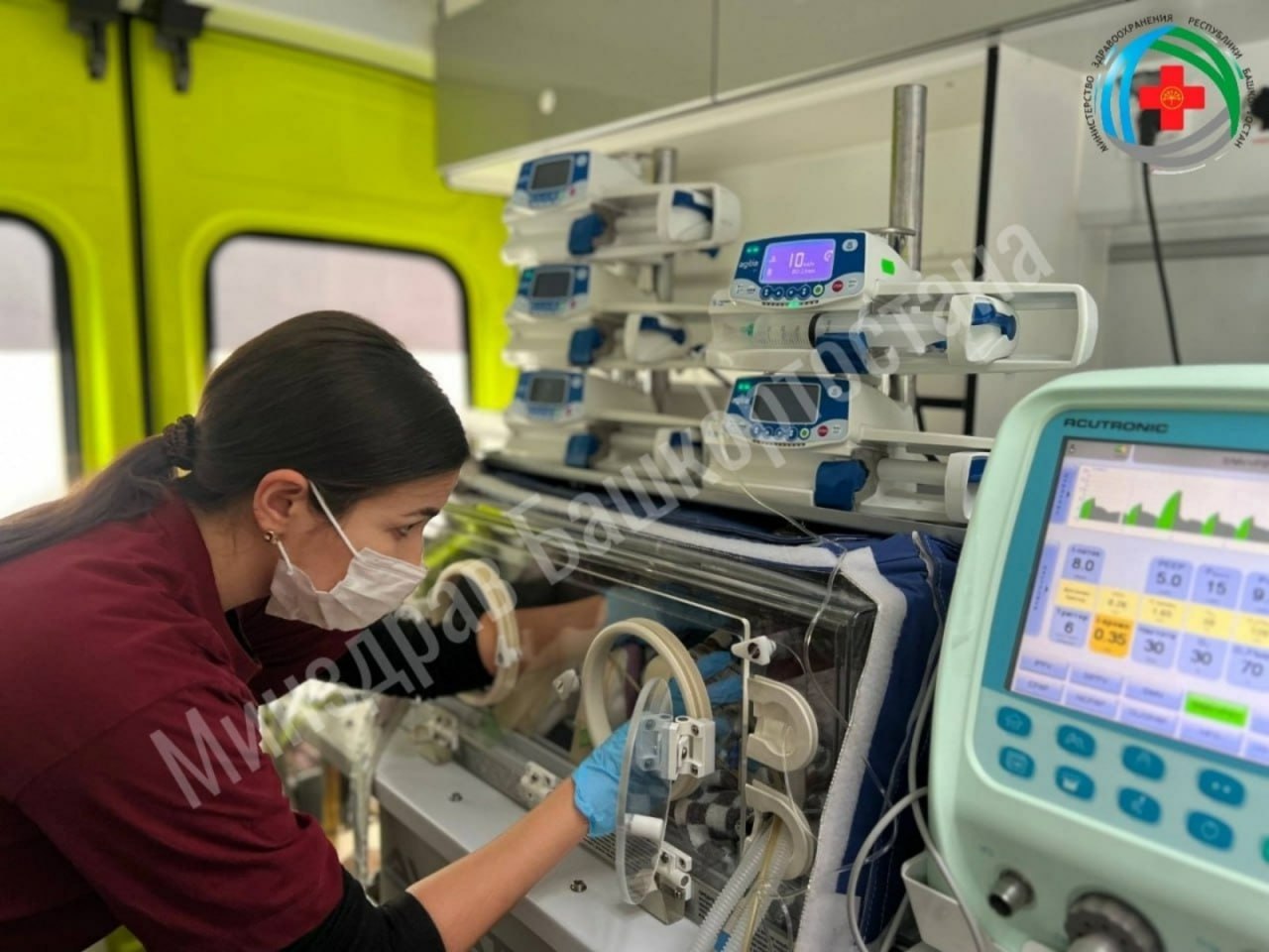 Санавиация экстренно доставила в Уфу новорожденных двойняшек торопыжек У беременной пациентки на 34 й неделе произошла отслойка плаценты создав угрозу для жизни матери и двойни Врачи Месягутовской ЦРБ оперативно провели экстренное кесарево сечение На свет появились две девочки весом по 1900 граммов каждая Для специализированного выхаживания новорождённых санитарной авиацией оперативно доставили в Республиканскую детскую клиническую больницу в Уфе Сейчас малышки которых медики ласково называют торопыжками уже переведены из реанимации в отделение патологии и активно набирают вес готовясь к встрече с семьёй Читайте нас в Максе даже если отключили мобильный интернет