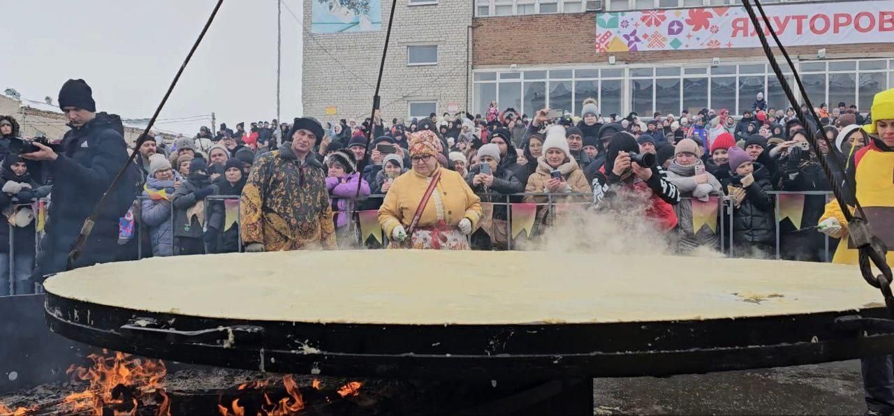 В Тюменской области пекут трехметровые блины    В городе Ялуторовск проводят традиционную "Битву блинопеков" – участники демонстрируют мастерство в выпекании пышных больших блинов. За звание главных блинопеков борются команды из регионов Уральского федерального округа: Тюмени, Ялуторовска, Нягани  Югра  и Губкинского  ЯНАО .  Фото:       !