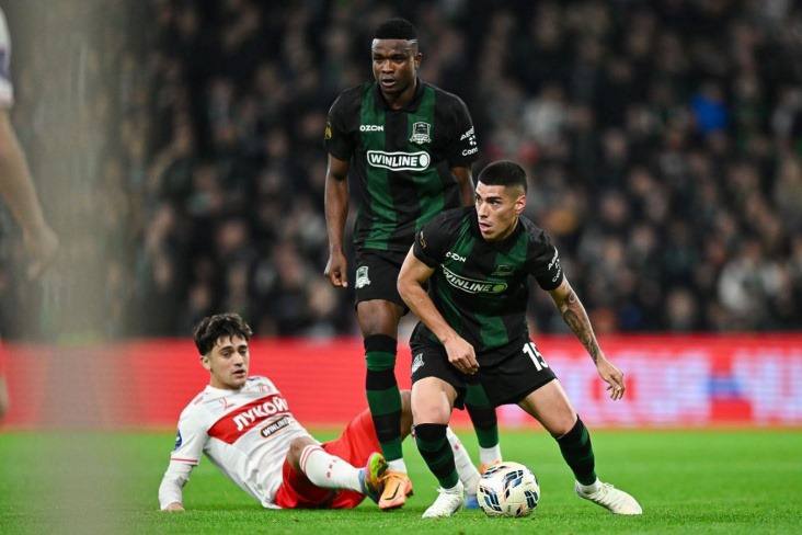 Краснодар победил Спартак и вернулся на первое место РПЛ Краснодар обыграл Спартак со счётом 2 1 в матче 14 го тура Российской Премьер лиги РПЛ Голы у Краснодара забили Александр Черников 18 я минута и Джон Кордоба 59 я минута Единственный гол Спартака на счету Ливая Гарсии 90 я минута После этой победы Краснодар одержал четвёртую победу подряд в РПЛ и вернулся на первое место в турнирной таблице с 32 очками Спартак идёт на шестой строчке с 22 очками   свои фото видео и истории присылайте нашему боту prostokrd bot Подпишись на наш канал в Telegram MAX