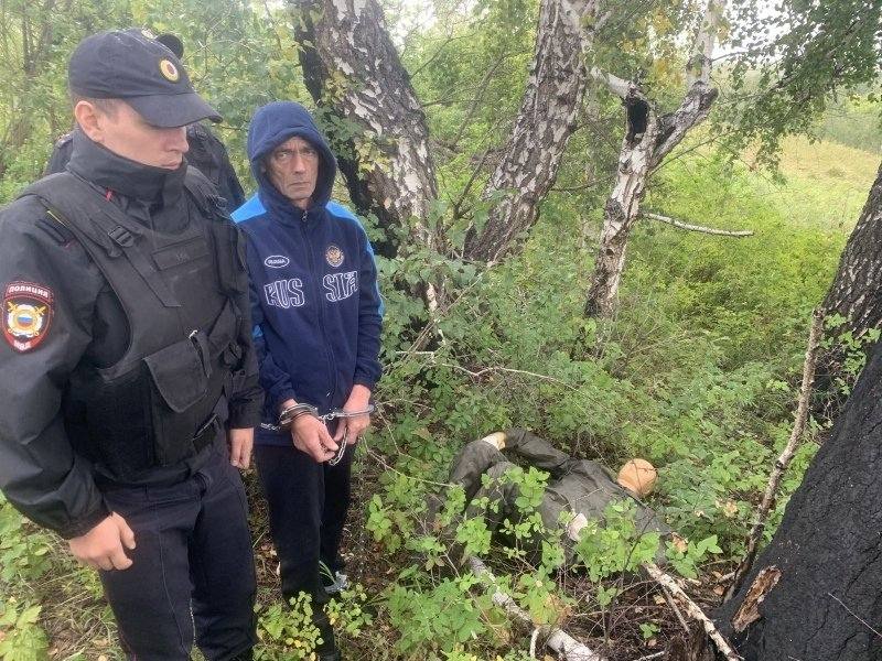 Приговор политеховскому маньяку огласят 1 октября Своё первое убийство бывший замглавы Калманского района Виталий Манишин совершил в 1989 году попытавшись изнасиловать а затем задушив 17 летнюю девушку в Родинском районе В 1999 и 2000 годах убил ещё 10 девушек преимущественно абитуриенток Алтайского технического университета История прогремела на всю Россию но долгие годы преступления оставались нераскрытыми Оперативники провели повторный опрос свидетелей и в 2023 году смогли установить причастность Манишина к эпизоду в 1989 году Во время расследования уголовного дела также удалось установить его причастность к убийствам пропадавших абитуриенток Подозреваемого задержали он дал признательные показания Следствие выяснило что под предлогом оказания помощи в поступлении и обучении в вузе а также в решении вопросов трудоустройства обвиняемый знакомился с девушками в Барнауле убеждал их поехать с ним на машине в Калманский район где насиловал и убивал а тела прятал в лесном массиве Предполагаемый политеховский маньяк находится в СИЗО с 2023 года 1 октября Железнодорожный районный суд Барнаула огласит приговор 54 летнему фигуранту Гособвинение запросило для Манишина максимально возможное наказание в виде 25 лет лишения свободы с отбыванием первых 7 лет в тюрьме а оставшегося срока в исправительной колонии строгого режима В связи с истечением сроков давности пожизненный срок маньяку назначить невозможно поясняли в прокуратуре Алтайского края Катунь 24 в MAX