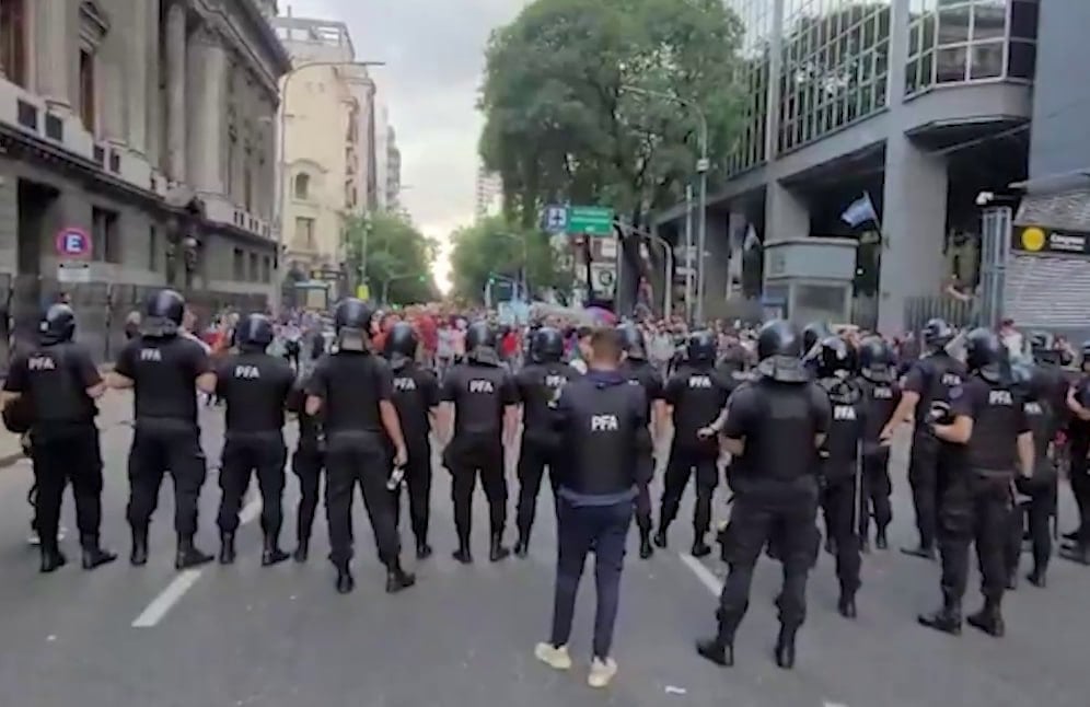 В Буэнос-Айресе проходят протесты: полиция применяет против митингующих водомёты и резиновые пули  Демонстранты недовольны низким уровнем пенсий и требуют улучшения ситуации с соцобеспечением. Поддержать их также пришли футбольные болельщики. Начались столкновения с полицией.  Задержаны уже 7 человек, 2 из них имели при себе огнестрельное оружие и нож.