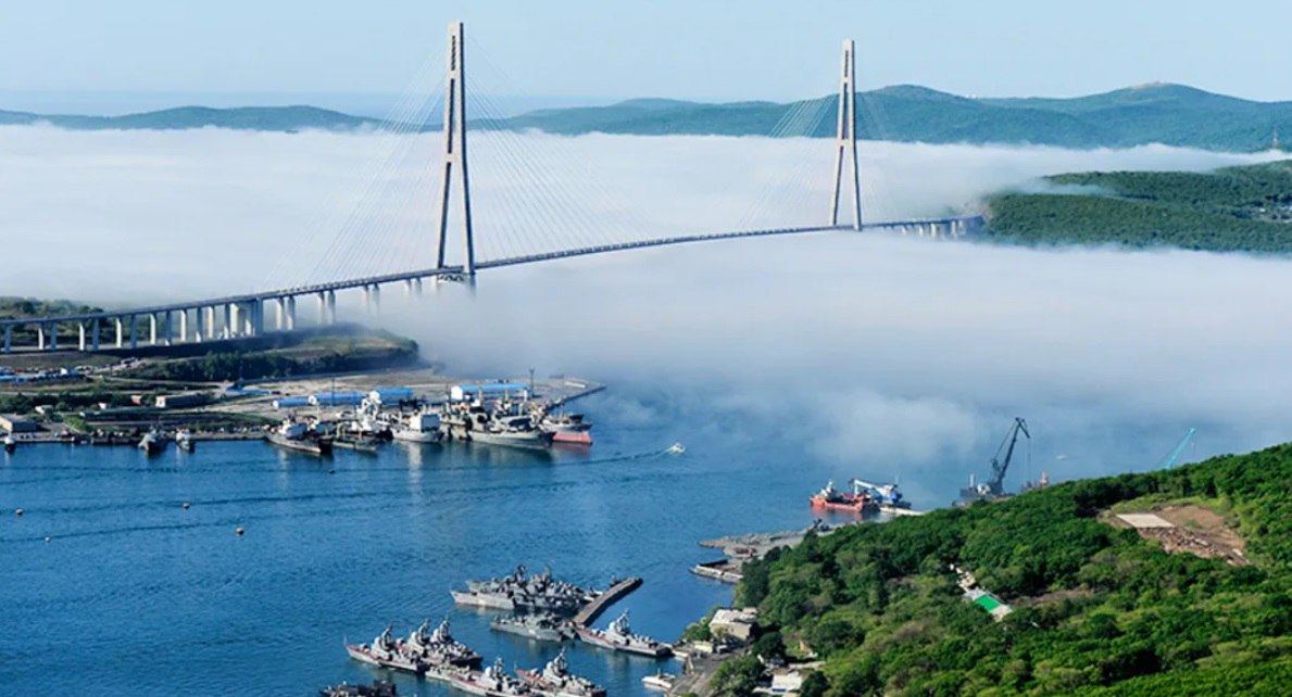 Большой Владивосток будет развиваться по образцу Шанхая и Сеула Власти Приморского края планируют использовать опыт управления азиатскими мегаполисами при создании Владивостокской агломерации проекта Большой Владивосток Владивосток Артёмовский городской округ и Надеждинский муниципальный округ Об этом сообщила Вера Щербина первый вице губернатор председатель правительства Приморского края Инициатива официально поддержанная президентом России Владимиром Путиным на ВЭФ 2025 нацелена на создание первого города миллионника на Дальнем Востоке Основная цель использовать экономический потенциал территории для создания полноценной транспортной энергетической и социальной инфраструктуры В январе 2024 года премьер министр Михаил Мишустин утвердил долгосрочный план комплексного социально экономического развития Владивостокской агломерации до 2030 года План предусматривает 108 проектов с объемом финансирования около 1 трлн рублей из которых 354 млрд рублей средства федерального бюджета В рамках развития Большого Владивостока планируется строительство 1 8 млн квадратных метров жилья для 80 300 тысяч новых жителей а также изменение генеральных планов Владивостока и Надеждинского района Артём согласно планам должен стать транспортно логистическим хабом а остров Русский научным и туристическим центром Приморье